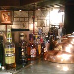 車屋 - [内観] カウンター席 (ウイスキーボトル類)