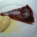 レストラン コバヤシ - 紅玉のタルト　ヴァニラアイスクリーム添え