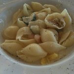 ル・カフェ・ドゥ・グランブルー - 小海老、ベーコン、ズッキーニのオレンジ風味クリームソース コンキリエ