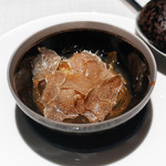 エクアトゥール - フカヒレ、モンドールのチーズにアルバ産白トリュフ コンソメと魚介の出汁