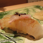 ひらまつ - 握り②　天然平目、縁側と塩昆布