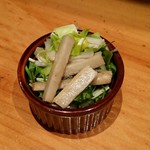 ビストロ シン 2 - お通し：新ゴボウのサラダ