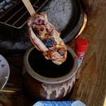 鎌田鳥山 - 卓上に設置されたタレ壷