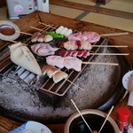 鎌田鳥山 - わくわくしながら網に乗せて焼いていく