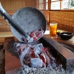 鎌田鳥山 - 最初にお店の方が炭に火を入れて持ってきてくれます