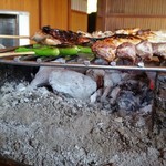 鎌田鳥山 - 網台の下の炭の様子