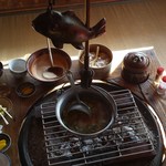 鎌田鳥山 - 囲炉裏の上に吊るされている自在鉤にかけられた「なめこ汁」