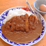 金剛山麓 まつまさ - トンカツ大好きちびつぬは、金剛山かつカレー。
なんと、生たまごが付いていてびっくり！
こちらも思ったより量が多くて、カツもでっかいので、ボキが食べるのをちょっとお手伝い・・・