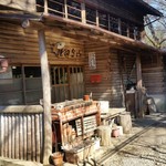 鎌田鳥山 - お店の調理場と、炭焼き小屋の外観