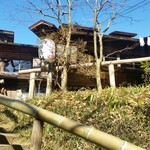 鎌田鳥山 - 山道から、お店が見えてきたところ