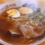 金剛山麓 まつまさ - そしてお食事～♪ボキが注文したのは、あっさりおいしいラーメン。
思ったより量があってびっくり！！ゆでたまごは丸ごと1個入ってるし、
焼き豚も厚みがあって、やわらかくて美味しい～