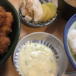 とんかつ春 - 自家製漬物＆自家製タルタル。絶妙コンビ♡