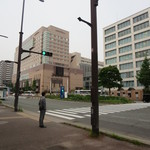 かじしか - 屋台の斜向かいにはホテルオークラ