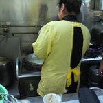 玉蘭苑 - 上海おばちゃんが刀削麺を投入しているとこですが背中だけしか見えません