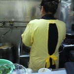 玉蘭苑 - 刀削麺を投入している上海ママの背中・・・・だけ