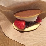 ラ コリーナ近江八幡 - 持ち帰り付加のイチゴのどらやき