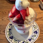シェ クープル - 赤い実のパフェ