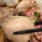 麺尊 RAGE - 黒さつま鶏のむね肉のチャーシューも低温による真空調理が施されていました。