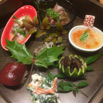 かま田 - 八寸
                                ほうれん草と人参の白和え マグロの手毬寿司 タコの辛子酢みそ和え ホタルイカの酒盗酢和え イクラのみぞれ和え ナマコ酢(キンコ)