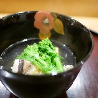 日本料理 太月 - お椀　ヒゲタラおぼろ巻き、丹後豆腐と葉の花
