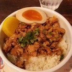 麺線屋formosa - 魯肉飯、半熟たまごと沢庵のトッピング