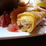 チャベリータ - チキンの揚げタコスの中はこんな感じ♪　サルサが美味しい！