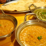 アイエヌキッチン - サグチキン（右上）、ダル（右下）、キーマ（左）