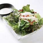 武蔵野うどん じんこ - 温玉のせシーザーサラダ