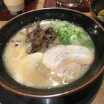 一竜 - ◉中洲屋台とんこつラーメン 680円
きくらげと青ネギ、チャーシューはバラのものが2枚。