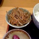 秋葉原旨い魚と焼酎.地酒 美味研鑽 TETSU - きんぴらもがっつり濃いめ味。