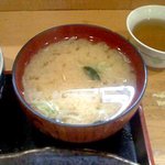 秋葉原旨い魚と焼酎.地酒 美味研鑽 TETSU - 量もたっぷりで美味しいお味噌汁。