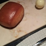 エクアトゥール - (2017年2月　訪問)初めのパンはバケットで、2個目はブリオッシュ風のパンです。