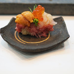 寿司栄 - 海の幸４種の握り...いくら、中落ちと根室の雲丹、白えび、芽ネギ、中には燻したいぶりがっこを刻んで