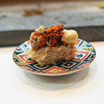 寿司栄 - 卵白をつかって作った醤油の泡を載せた毛蟹の握り