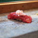 寿司栄 - 三厩産鮪の天身の漬け、皮と身の間の旨味成分を上に添えた握り