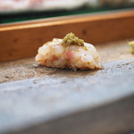 寿司栄 - 鬼エビの握り、卵を添えて