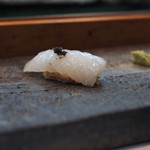 寿司栄 - 墨烏賊の握り、烏賊の墨で作ったお塩を添えて