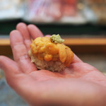寿司栄 - 昆布をたべた厚岸産馬糞ウニを手渡しで...