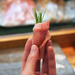 寿司栄 - 芽ネギと酢飯を三厩産鮪の中トロで巻いて