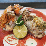 寿司栄 - 奥が毛蟹のメス、手前がトゲクリガニ