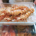 寿司栄 - トレーにのって鬼エビのお目見え