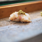 寿司栄 - 鬼エビの握り、卵を添えて