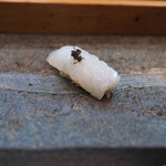 寿司栄 - 墨烏賊の握り、烏賊の墨で作ったお塩を添えて