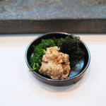 寿司栄 - カワハギの肝とアオサのり、浅葱をカワハギの刺身にくるんで