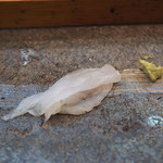 寿司栄 - カワハギの肝とアオサのり、浅葱をカワハギの刺身にくるんで