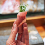 寿司栄 - 芽ネギと酢飯を三厩産鮪の中トロで巻いて