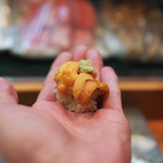 寿司栄 - 昆布をたべた厚岸産馬糞ウニを手渡しで...