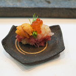 寿司栄 - 海の幸４種の握り...いくら、中落ちと根室の雲丹、白えび、芽ネギ、中には燻したいぶりがっこを刻んで