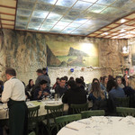 Lo Scoglio Di Frisio - ここは若者で賑わうテーブル