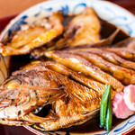 ランチ「魚煮付け」（780円）。りっぱな鯛でした。素晴らしく美味しいッ！